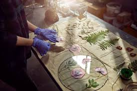 حرفي يعمل في مشروعه